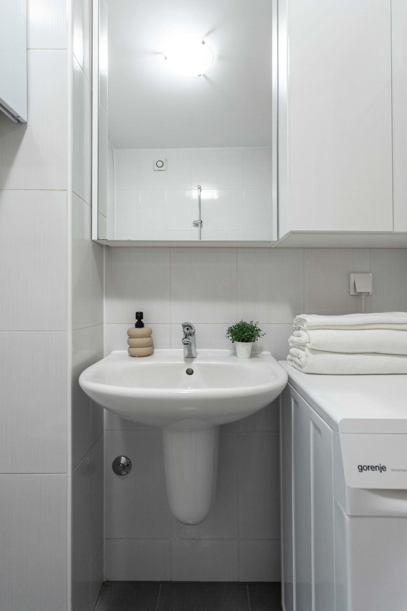 Sunny 1Bdr With Balcony & Parking Appartement Zagreb Buitenkant foto